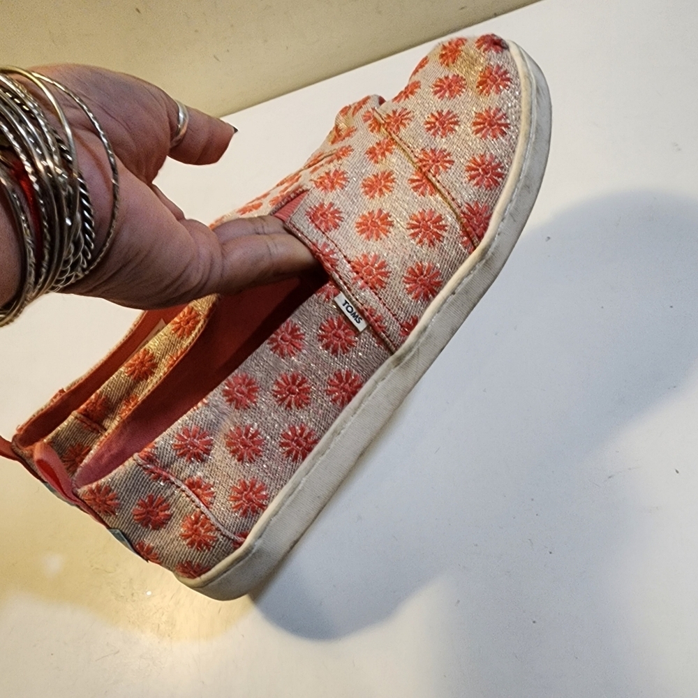 TOMS Floral Embroidered Slip-On Espadrilles Size Y6 Futs 8.5